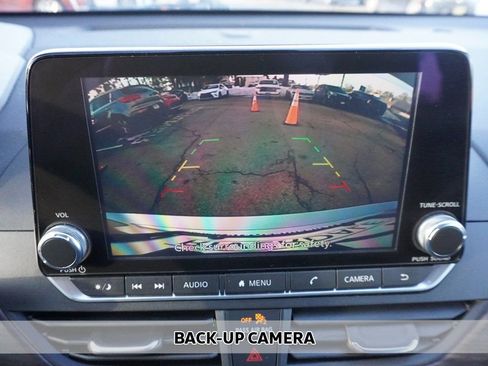 Used 2024 Nissan Altima 2.5 SV image 3