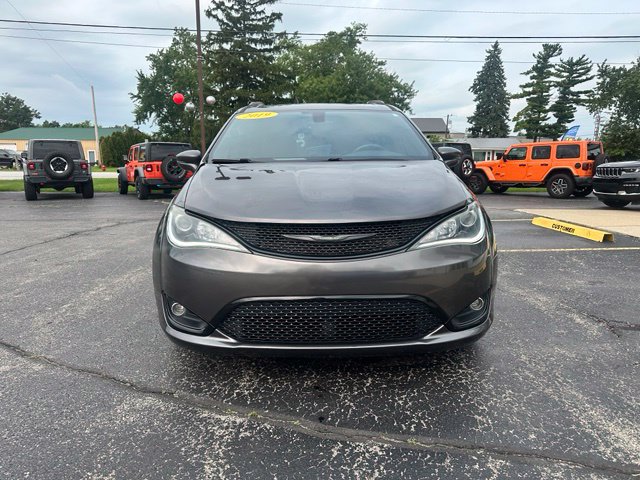 Used 2019 Chrysler Pacifica Limited w/ S Appearance Package FWD image 3