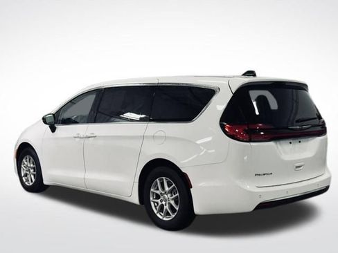 Used 2024 Chrysler Pacifica Touring-L FWD image 9