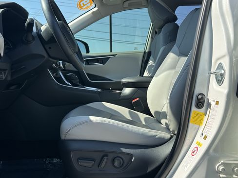 Used 2019 Toyota RAV4 Limited w/ Cold Weather Package FWD image 9