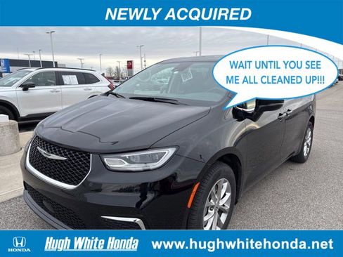 Used 2024 Chrysler Pacifica Touring-L image 2