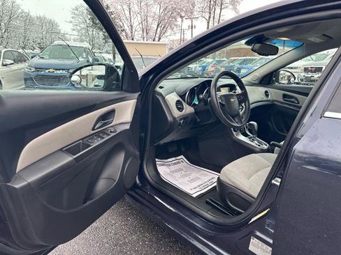 Used 2015 Chevrolet Cruze LT w/ Technology Package image 11