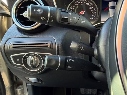 Used 2019 Mercedes-Benz GLC 300 w/ Premium Package image 20