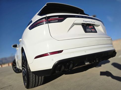 Used 2019 Porsche Cayenne Turbo image 12