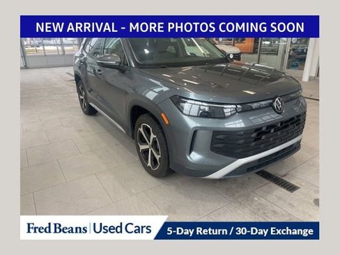 Used 2025 Volkswagen Tiguan SE w/ Panoramic Sunroof Package image 1