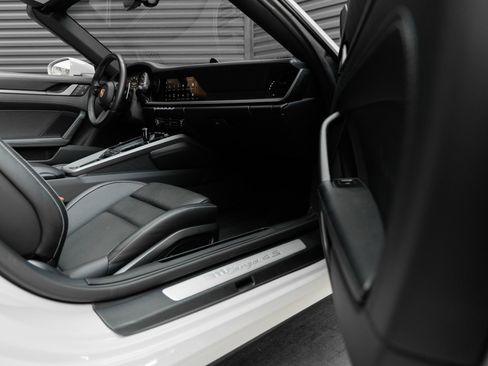 Certified 2022 Porsche 911 Targa 4S w/ Premium Package AWD/4WD image 39