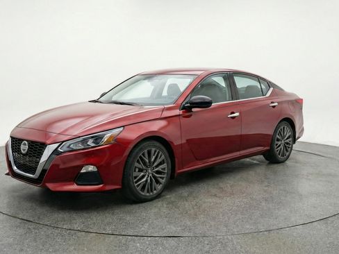 Used 2025 Nissan Altima 2.5 SV FWD image 3