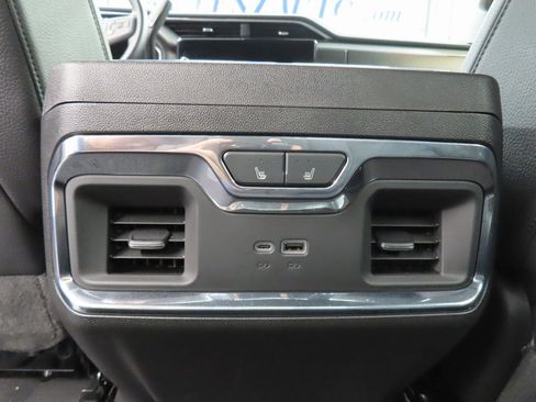 Used 2024 GMC Sierra 3500 Denali image 11