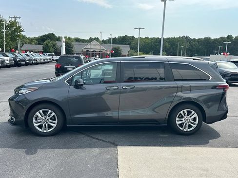Used 2025 Toyota Sienna Limited FWD image 7