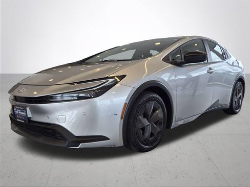 Used 2025 Toyota Prius LE FWD image 2