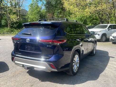 Certified 2025 Toyota Highlander Platinum AWD/4WD image 10