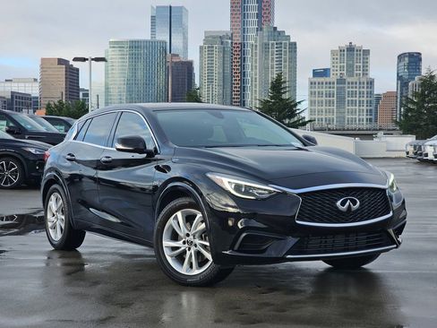 Used 2018 INFINITI QX30 w/ Cargo Package image 2