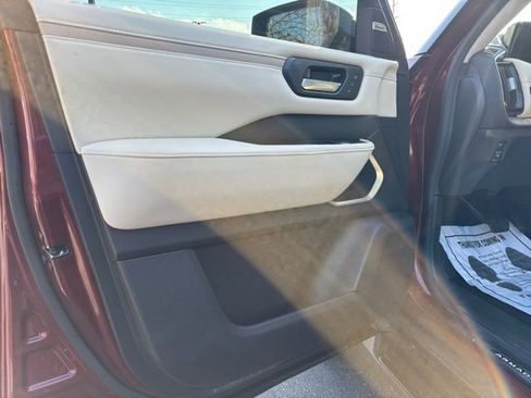 Used 2025 Nissan Armada Platinum image 12