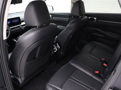 Used 2024 Kia Sorento S image 9