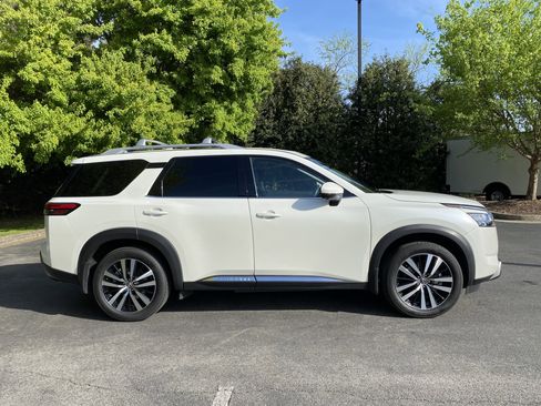 Used 2024 Nissan Pathfinder Platinum image 10