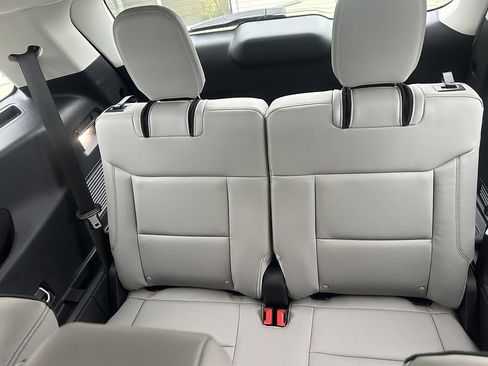 Used 2025 Ford Explorer Active w/ Active Comfort Package AWD/4WD image 17