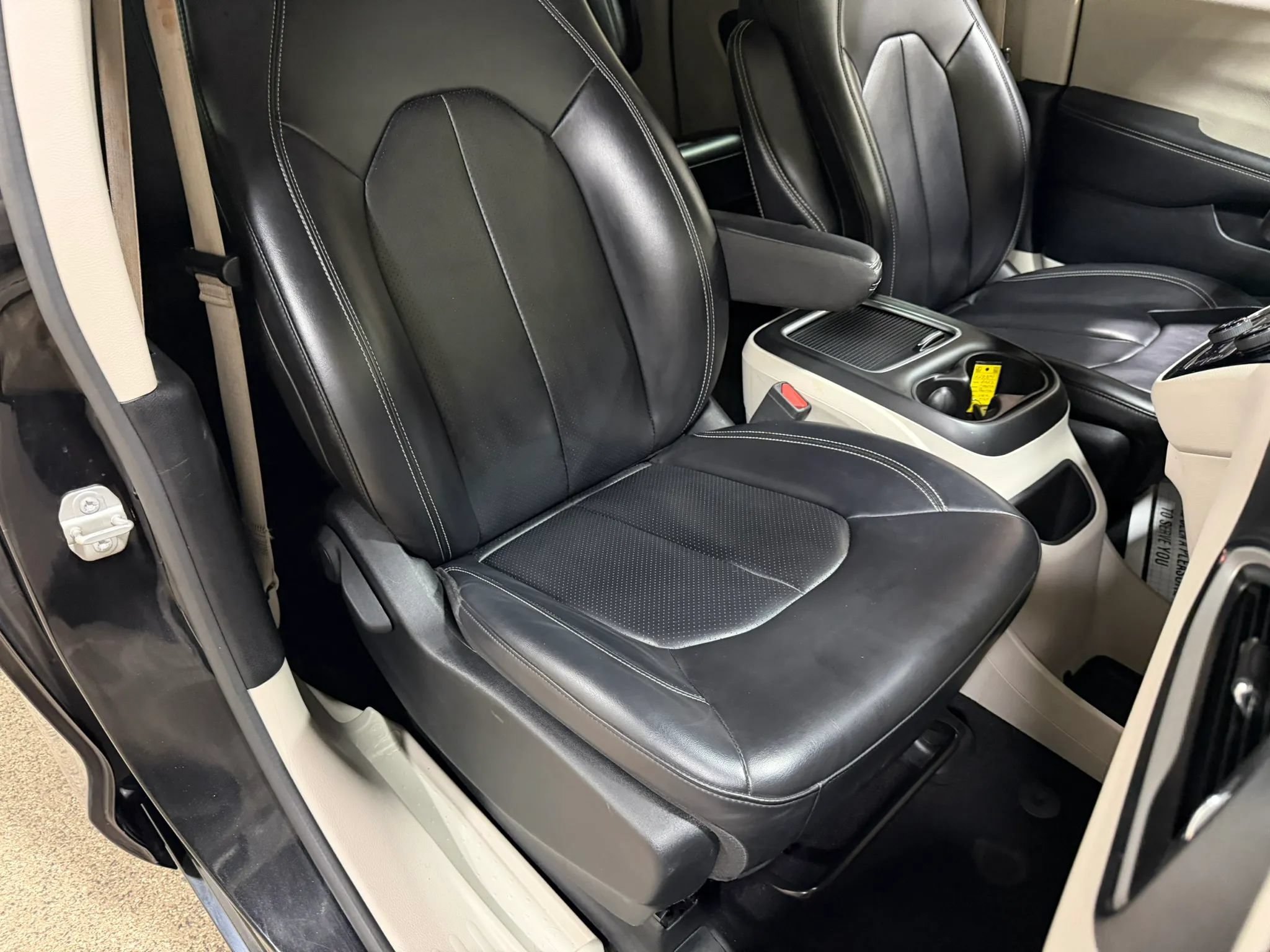 Used 2023 Chrysler Pacifica Touring-L FWD image 39