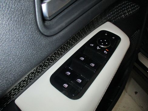 Used 2023 Nissan Ariya AWD image 15