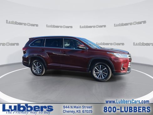 Used 2017 Toyota Highlander XLE image 2