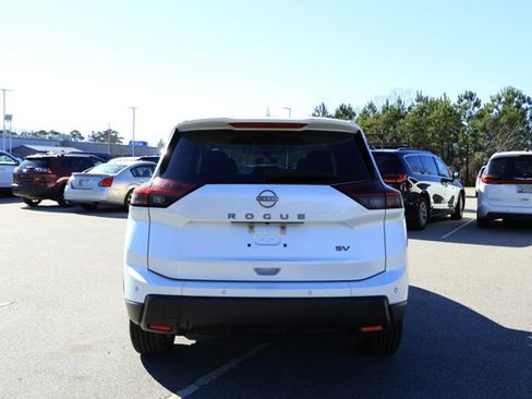 Used 2024 Nissan Rogue SV image 7