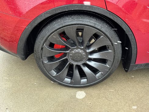 Used 2024 Tesla Model Y Performance image 12