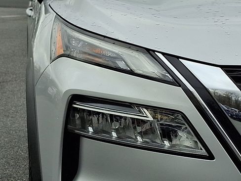 Used 2022 Nissan Rogue SV image 9