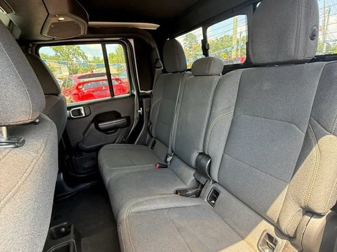 Used 2024 Jeep Gladiator Sport AWD/4WD image 18