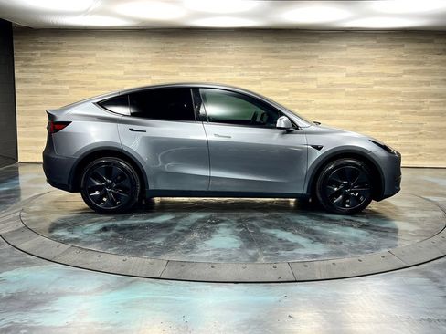 Used 2025 Tesla Model Y Long Range AWD/4WD image 23