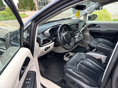 Used 2020 Chrysler Pacifica Touring-L FWD image 10