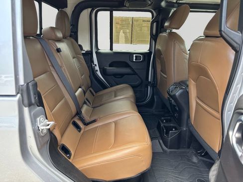 Used 2020 Jeep Gladiator Overland w/ Dual Top Group AWD/4WD image 13
