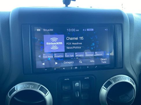 Used 2018 Jeep Wrangler Unlimited Sahara AWD/4WD image 15