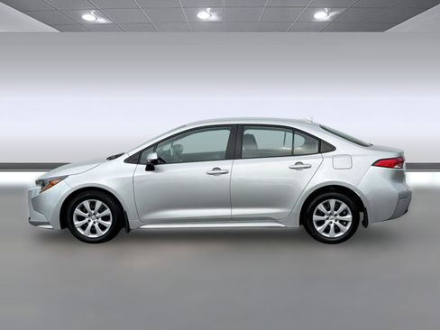 Used 2025 Toyota Corolla LE FWD image 2