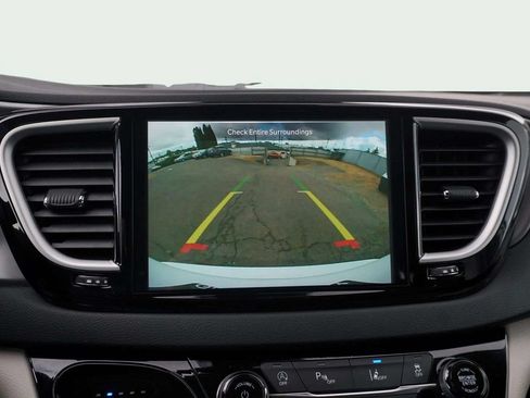 Used 2023 Chrysler Pacifica Touring-L FWD image 31