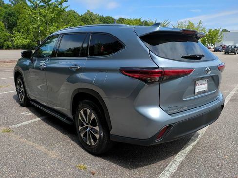 Used 2022 Toyota Highlander XLE FWD image 6