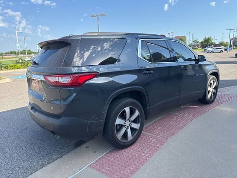Used 2021 Chevrolet Traverse LT w/ LT Premium Package FWD image 4