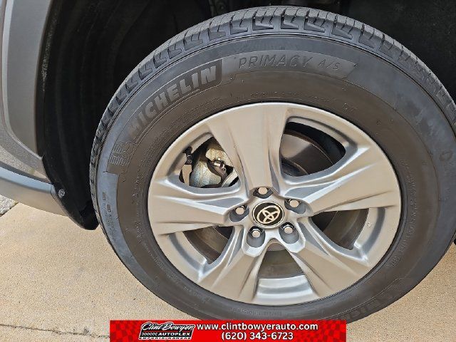 Used 2025 Toyota RAV4 XLE AWD/4WD image 23