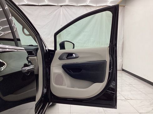 Used 2021 Chrysler Pacifica Touring-L image 19