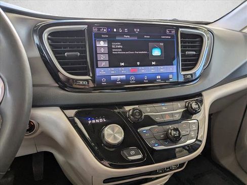 Used 2022 Chrysler Pacifica Touring-L FWD image 13