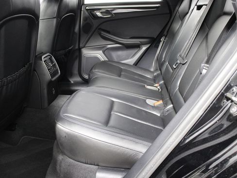 Used 2022 Porsche Macan AWD/4WD image 31