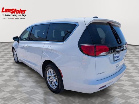 Used 2023 Chrysler Voyager LX FWD image 3