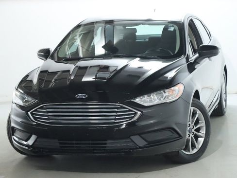 Used 2017 Ford Fusion SE w/ Fusion SE Technology Package image 3