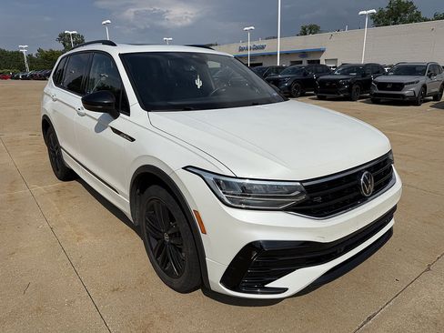 Used 2022 Volkswagen Tiguan SE R-Line AWD/4WD image 2
