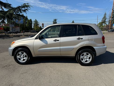 Used 2005 Toyota RAV4 2WD image 2