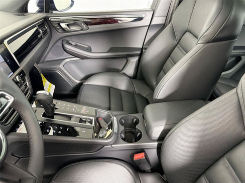 Certified 2026 Porsche Macan AWD/4WD image 30