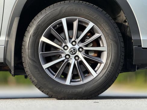 Used 2018 Toyota Highlander XLE AWD/4WD image 21