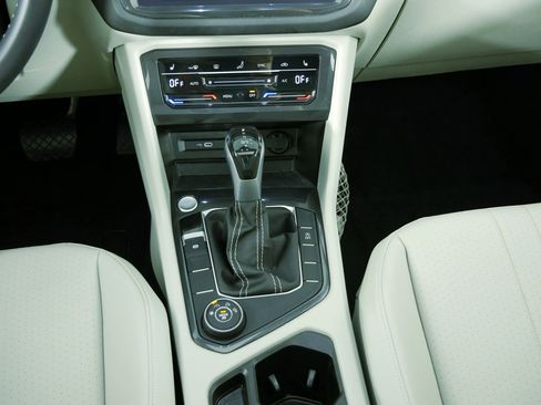 Certified 2022 Volkswagen Tiguan SE w/ Panoramic Sunroof Package image 18