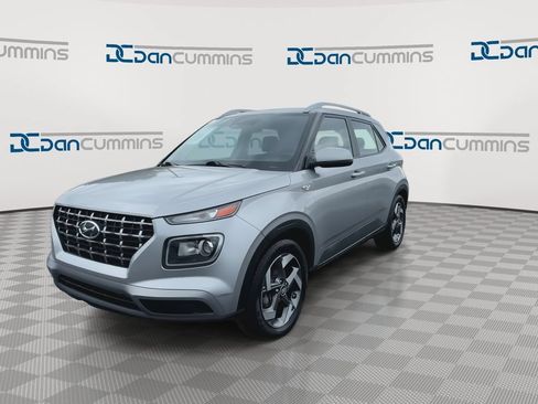 Used 2023 Hyundai Venue SEL FWD image 4