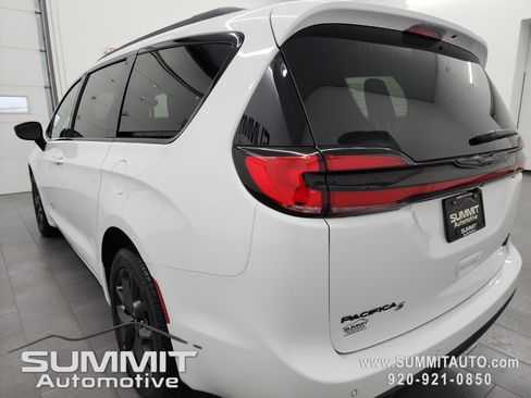 New 2026 Chrysler Pacifica Limited w/ S Appearance Package image 5