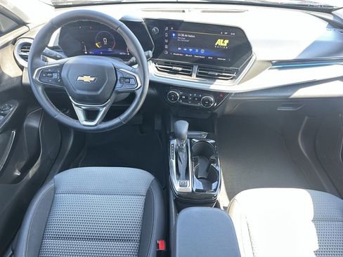 Used 2025 Chevrolet Trax LT w/ LT Convenience Package image 18