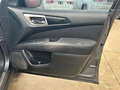 Used 2013 Nissan Pathfinder S image 17